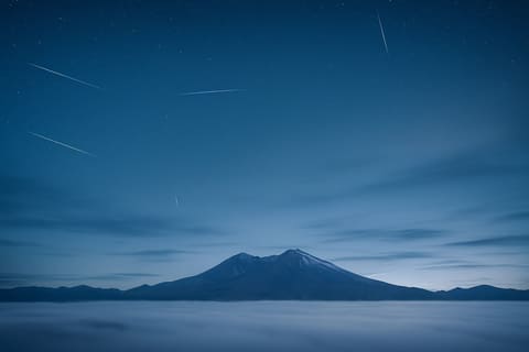 Spectacular Skywatching Alert: Twin Meteor Showers, Dazzling Planets & More on July 30–31, 2025