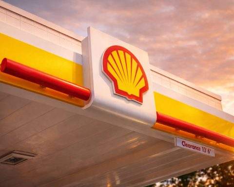 Shell stock jumps as oil spikes on Hormuz disruption — what traders watch next