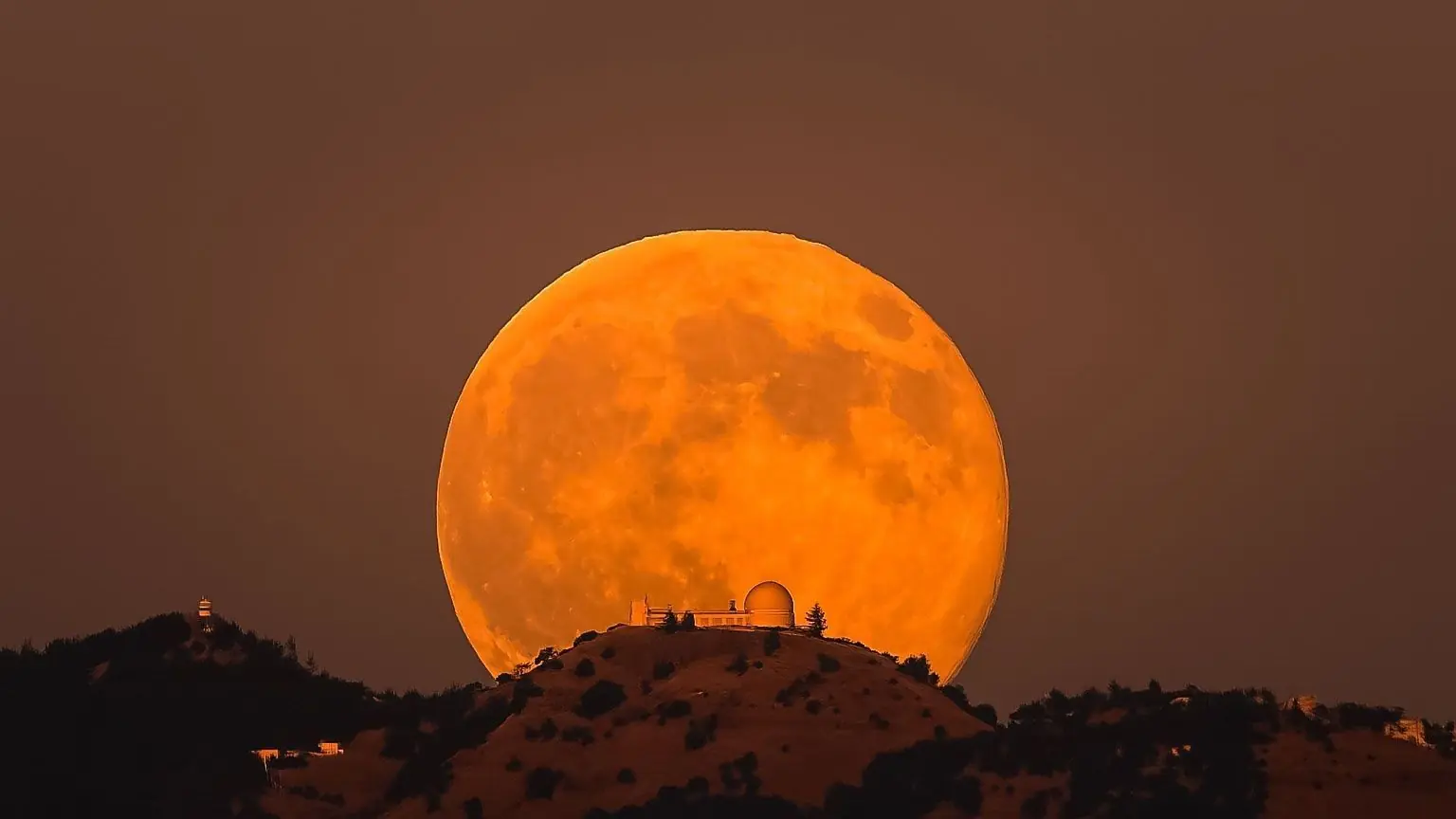 Today’s Moon Is a Record Supermoon: See 2025’s Biggest, Brightest Full Moon (Nov 5) — What to Know, When to Look, and Why It Matters
