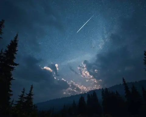 Cielo notturno dicembre 2025: picco delle Geminidi stanotte, cometa interstellare 3I/ATLAS e le migliori date per osservare le stelle