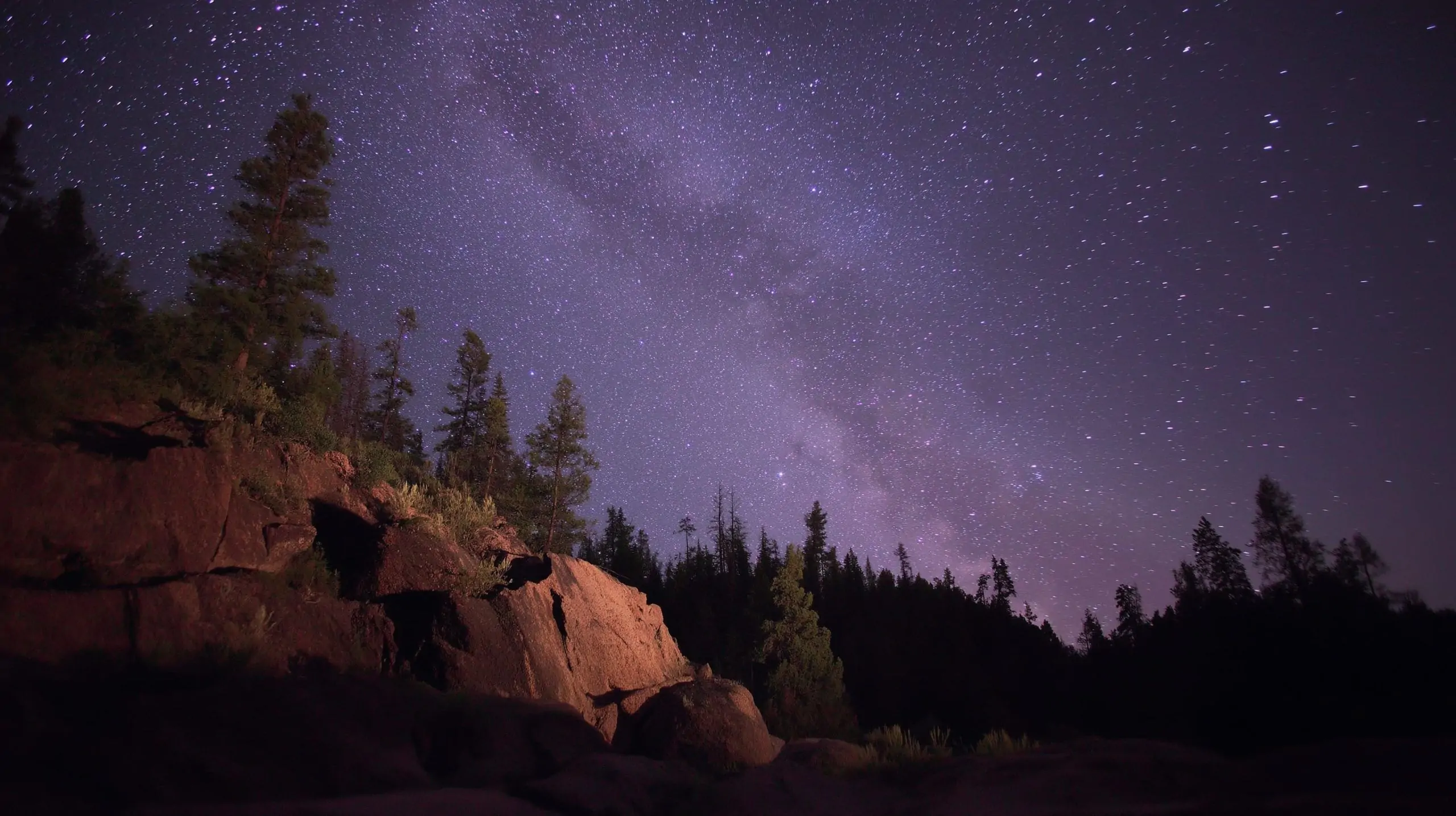 Don’t Miss This Weekend’s Sky Spectacle (Aug 8–9, 2025): Meteor Showers, a Full Moon, Planetary Dance & Aurora Alerts