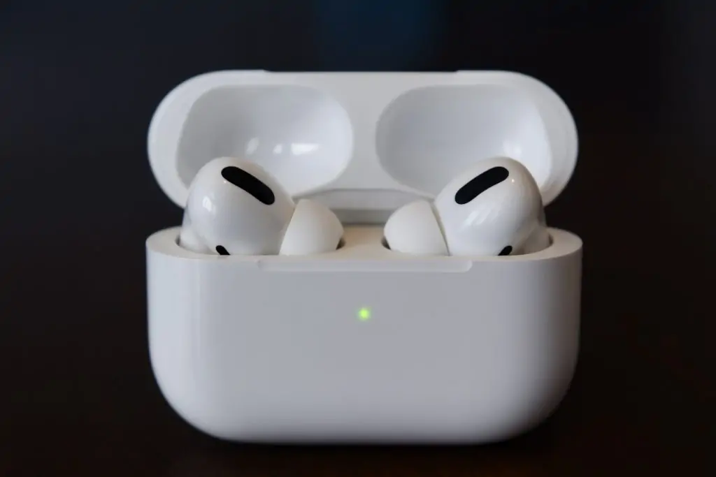 AirPods Pro 2 vs Bose QuietComfort Ultra Earbuds 2: Which Premium Earbud Reigns Supreme in 2025?