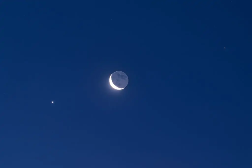 Don’t Miss 2025’s Rare Triple Conjunction: Moon, Venus & Regulus Light Up Dawn Sky