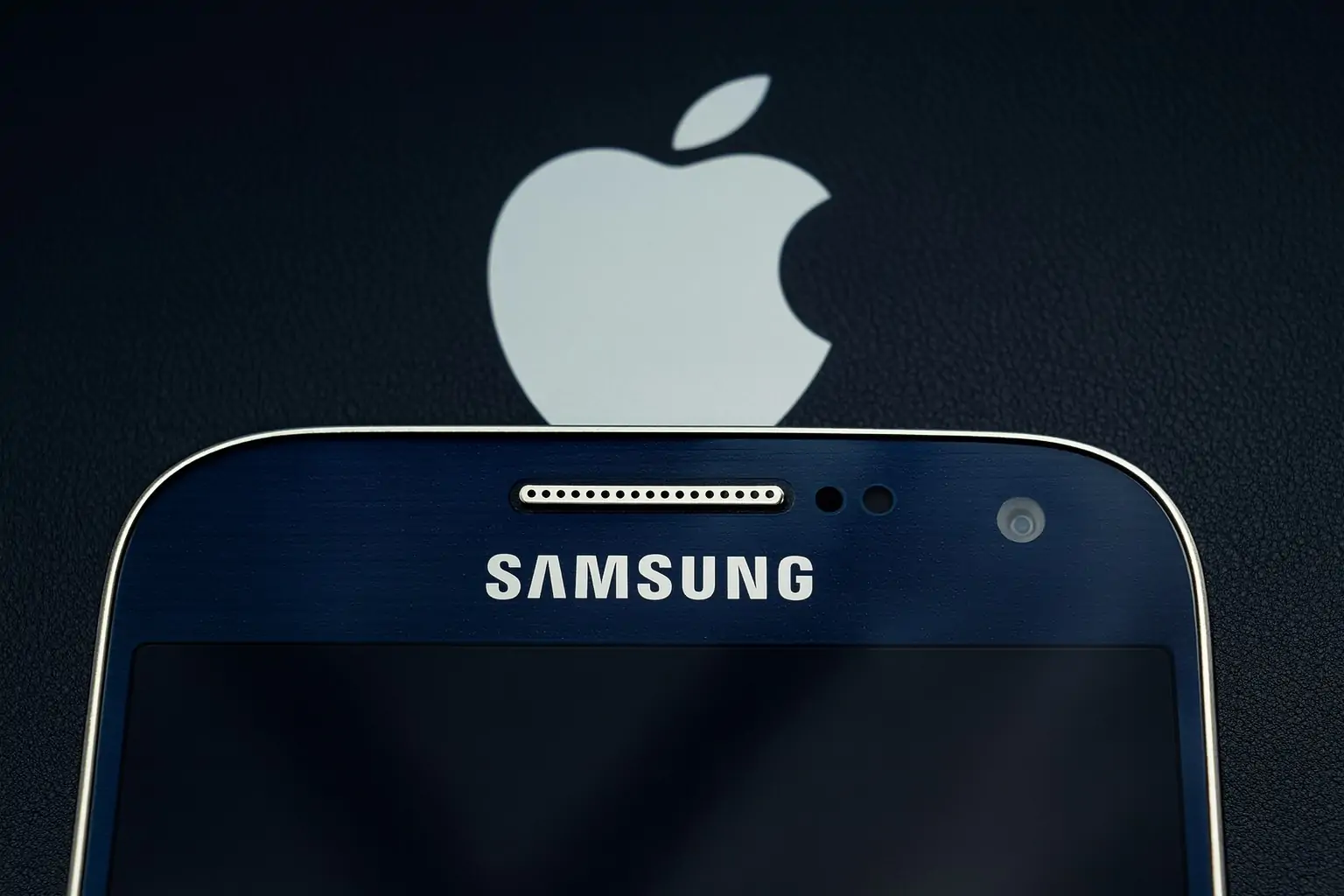Apple vs. Samsung – 2025’s Epic Stock Showdown: Which Tech Giant is the Better Bet?