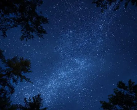 This Weekend’s Sky Spectacle: Rare Meteor Outburst, Auroras Dance & Planets Align (Sept 15–16, 2025)