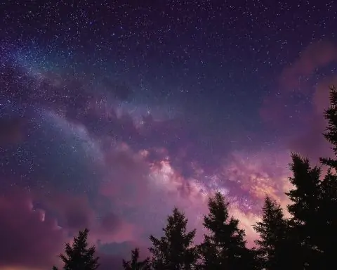 Skywatch Alert: Auroras, “Smiling” Conjunction & Satellite Trains Dazzle on Sept 18–19, 2025