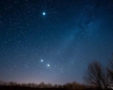 Skywatchers’ Weekend Spectacle: Eclipse, Auroras & Saturn Dazzle Sept 20–21, 2025