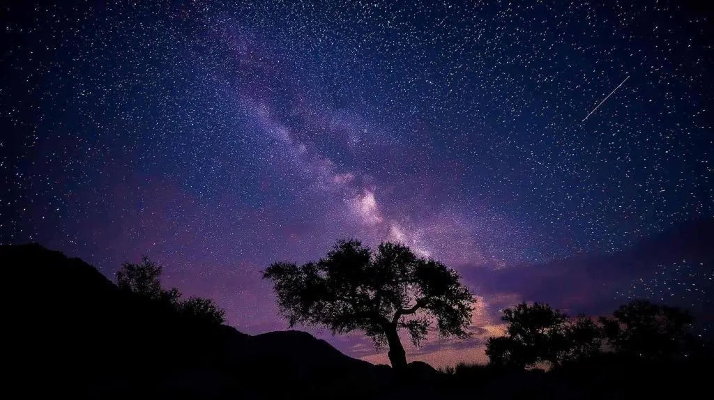 Night Sky Tonight (Dec. 15, 2025): Geminids Encore, Orion Nebula Peak, and a Rare Interstellar Comet Turns Green