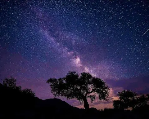 Night Sky Tonight (Dec. 15, 2025): Geminids Encore, Orion Nebula Peak, and a Rare Interstellar Comet Turns Green