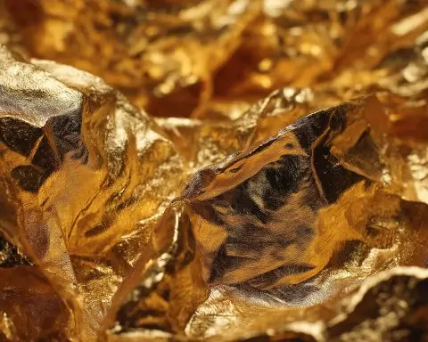 Precious Metals Bonanza: Gold Soars to Record High as Silver & Platinum Rally Amid Global Uncertainty