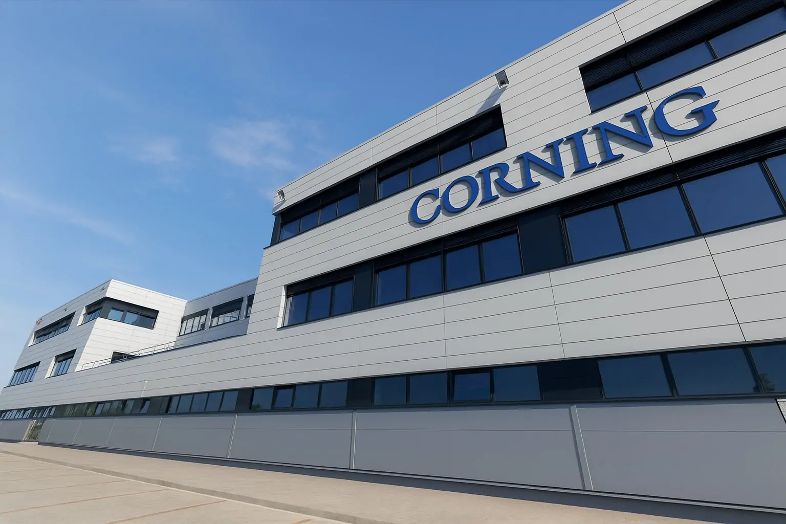 Corning (GLW) Stock Plunges 7% After Record Quarter – AI Boom vs. Fiber Headwinds