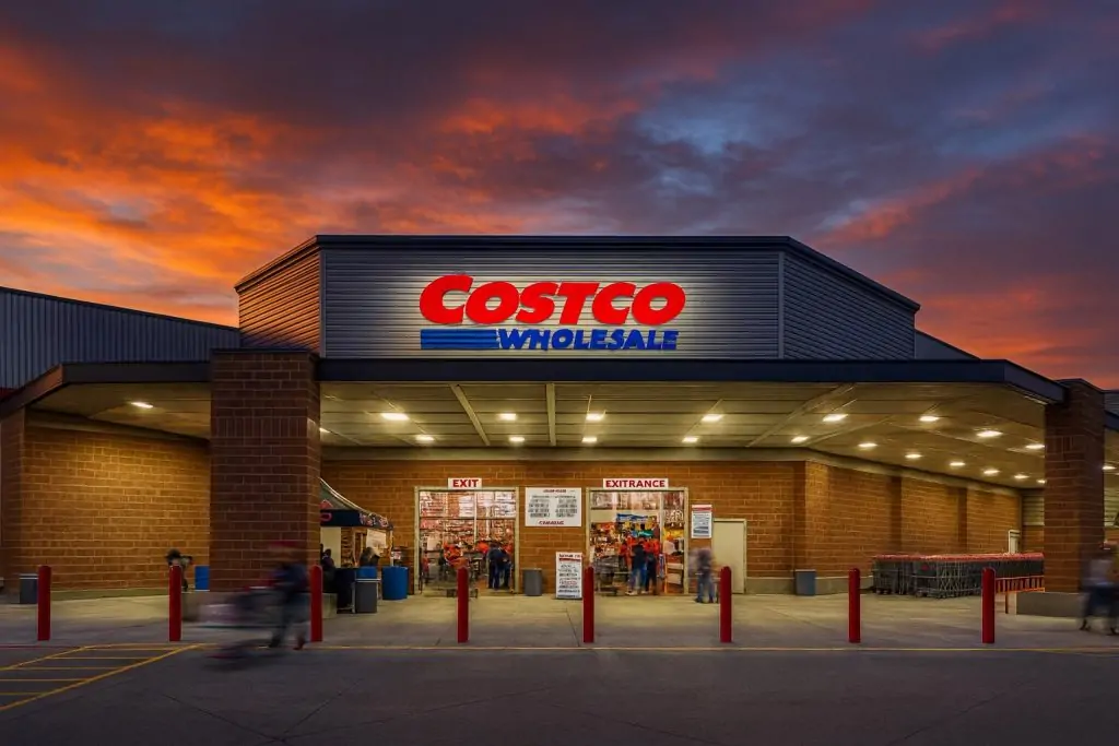 Costco Stock Surges Amid Retail Gloom – Will $900+ Shares Keep Climbing?