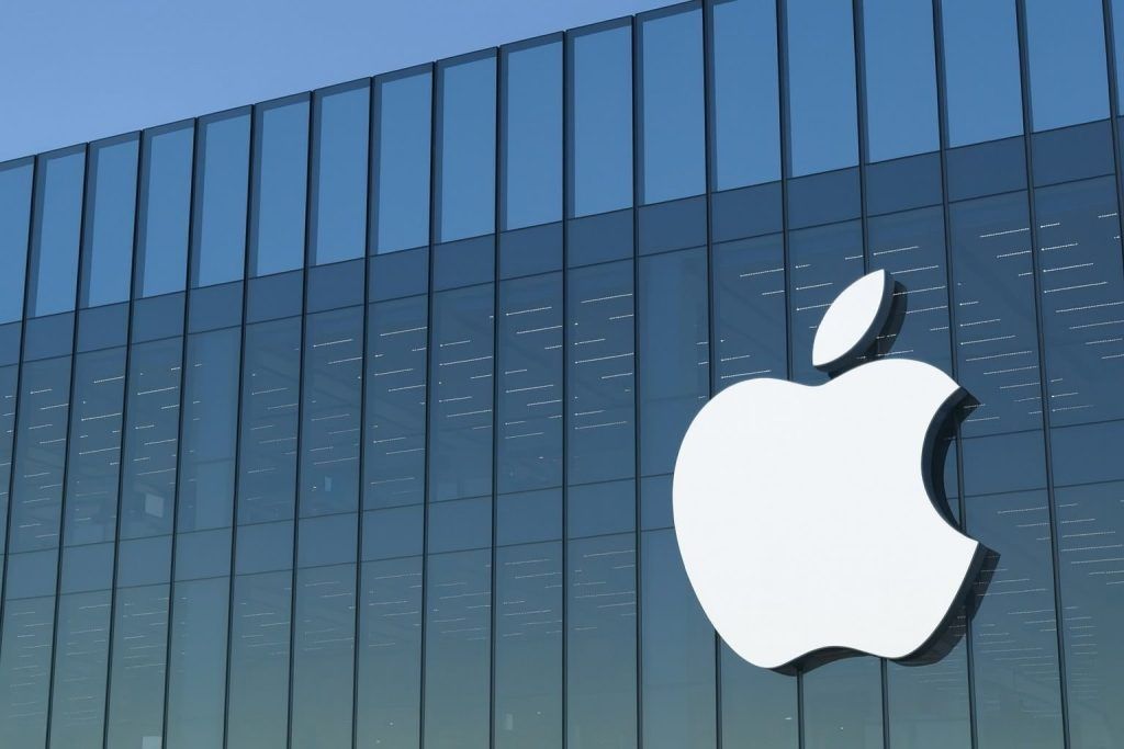 Apple Stock Today (AAPL): Dips ~0.5% as Tech Sell‑Off Deepens; EU Floats Softer AI Rules, Apple TV+ Outage Resolved — November 7, 2025