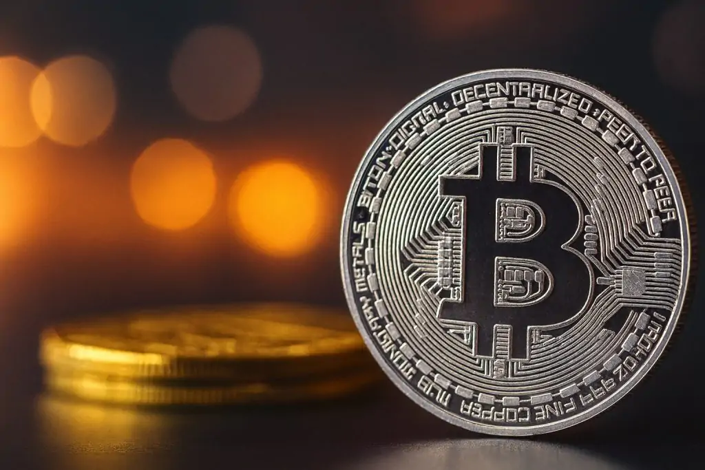 Bitcoin Plunges Below $107K as Crypto Markets Reset – Experts See “Controlled” Dip