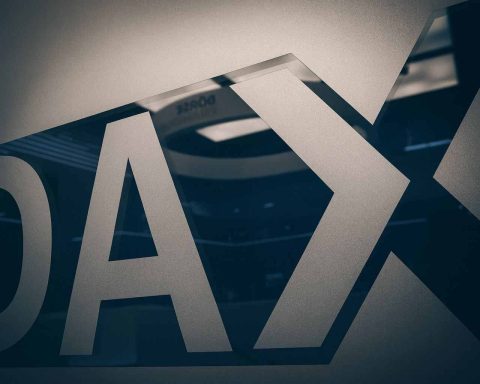 DAX Slides Toward 24,500 as Greenland Tariff Threats Rattle Europe; GBP/USD Eyes 1.35