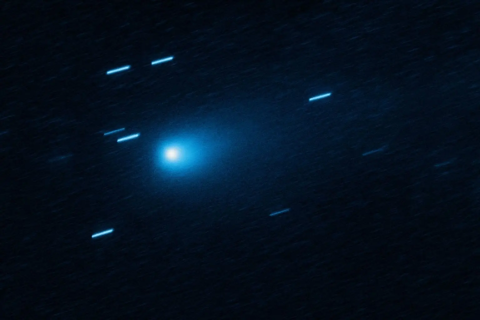 El cometa alienígena 3I/ATLAS está expulsando agua como una manguera de incendios, y los científicos están asombrados