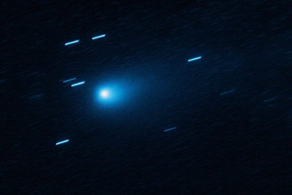 La comète interstellaire 3I/ATLAS libère un étrange jet dirigé vers le Soleil tandis que les scientifiques réfutent les rumeurs d’extraterrestres avant son passage près du Soleil