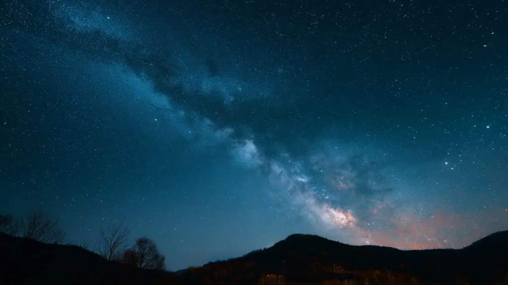 Northern Lights, Draconid Meteors & Bright Comets – Skywatch Highlights for Oct 7–8, 2025