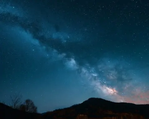 Northern Lights, Draconid Meteors & Bright Comets – Skywatch Highlights for Oct 7–8, 2025