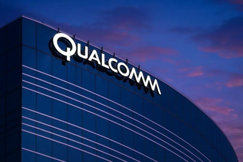 Qualcomm Stock (QCOM) Today: AI Pivot, Apple Risk and 2025–2026 Forecast After Fresh Institutional Moves