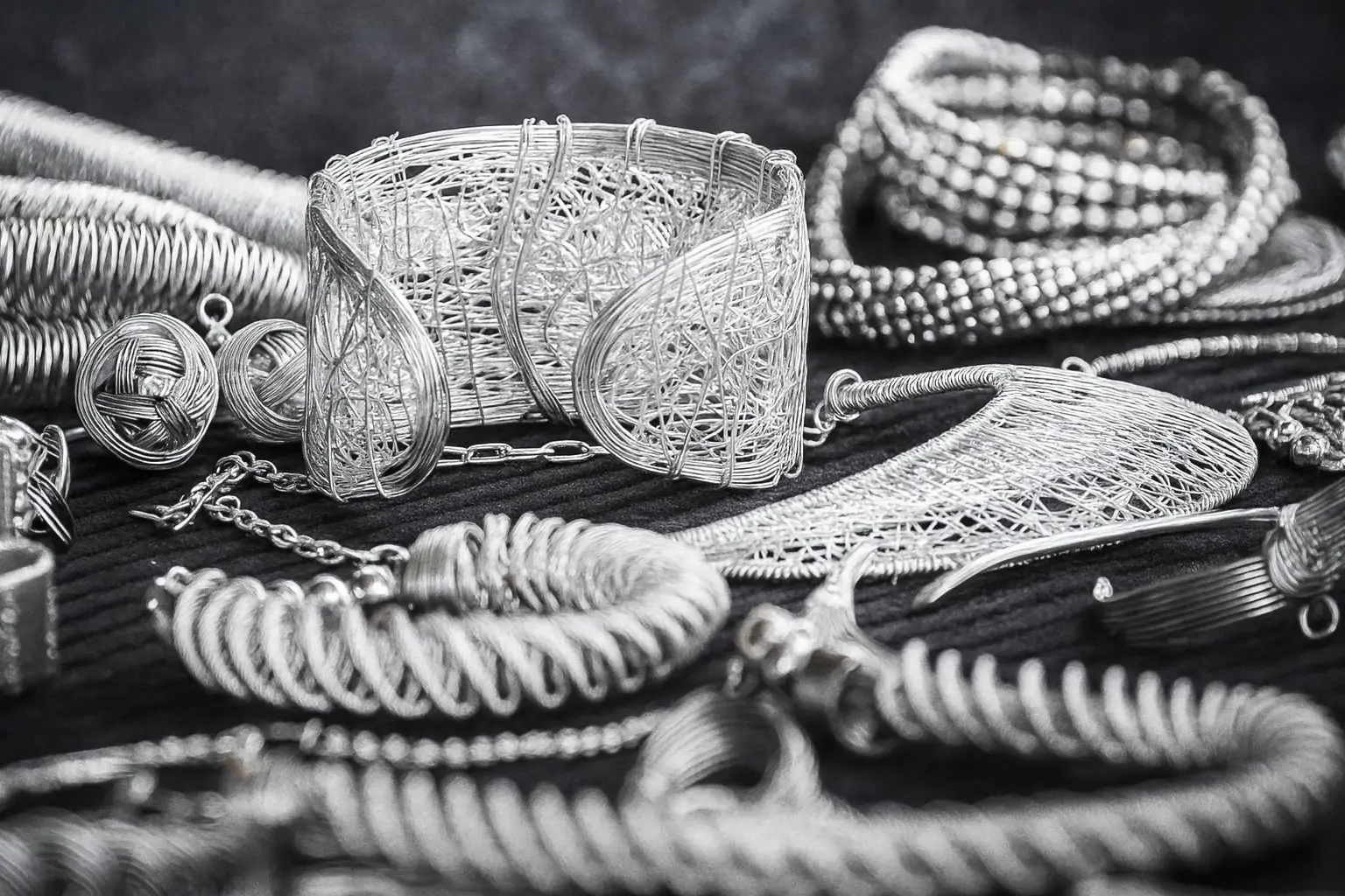 Precious Metals Mania: Gold Smashes $4,000, Silver Soars Past $50 – What’s Driving the Frenzy?