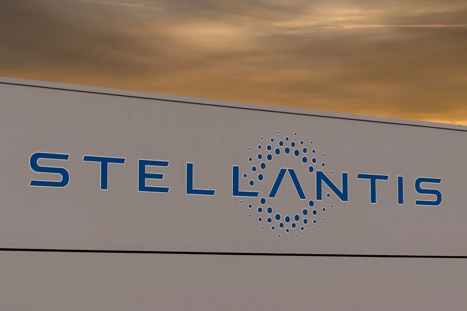 Stellantis (STLA) Stock Jumps on UBS Upgrade and US Hiring Spree – Key News, Forecasts and Risks on December 3, 2025