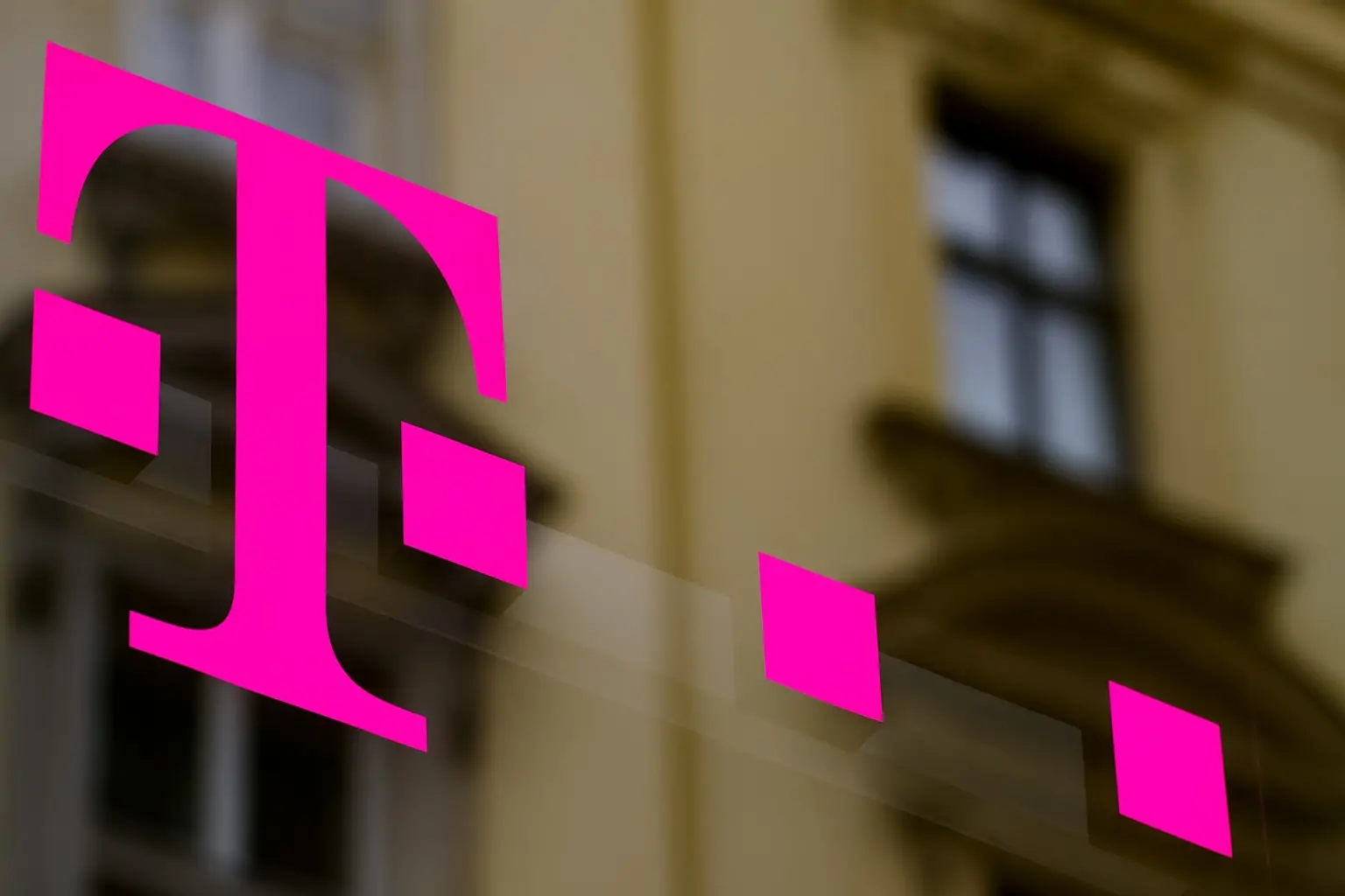 T-Mobile’s Stock Shock: Record Growth, New CEO – So Why Did TMUS Tumble?