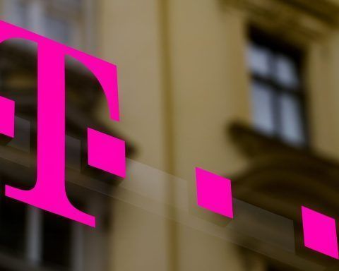T-Mobile’s Stock Shock: Record Growth, New CEO – So Why Did TMUS Tumble?