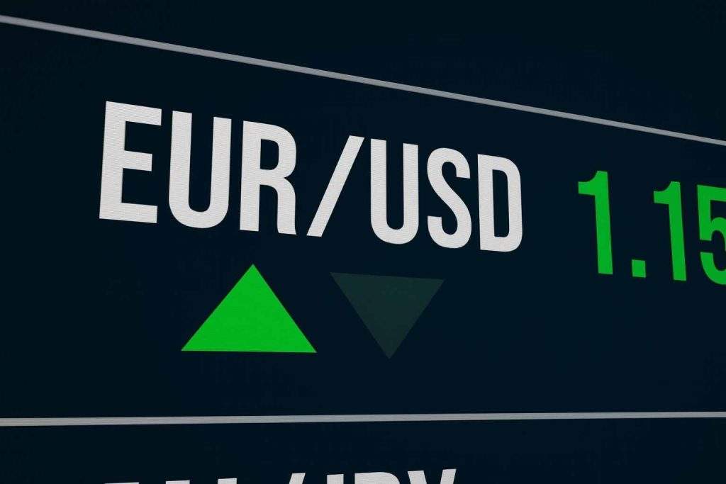 USD/EUR Price Today: Dollar Holds Near 0.86 Euro as Oil Shock, U.S. CPI Box In Traders