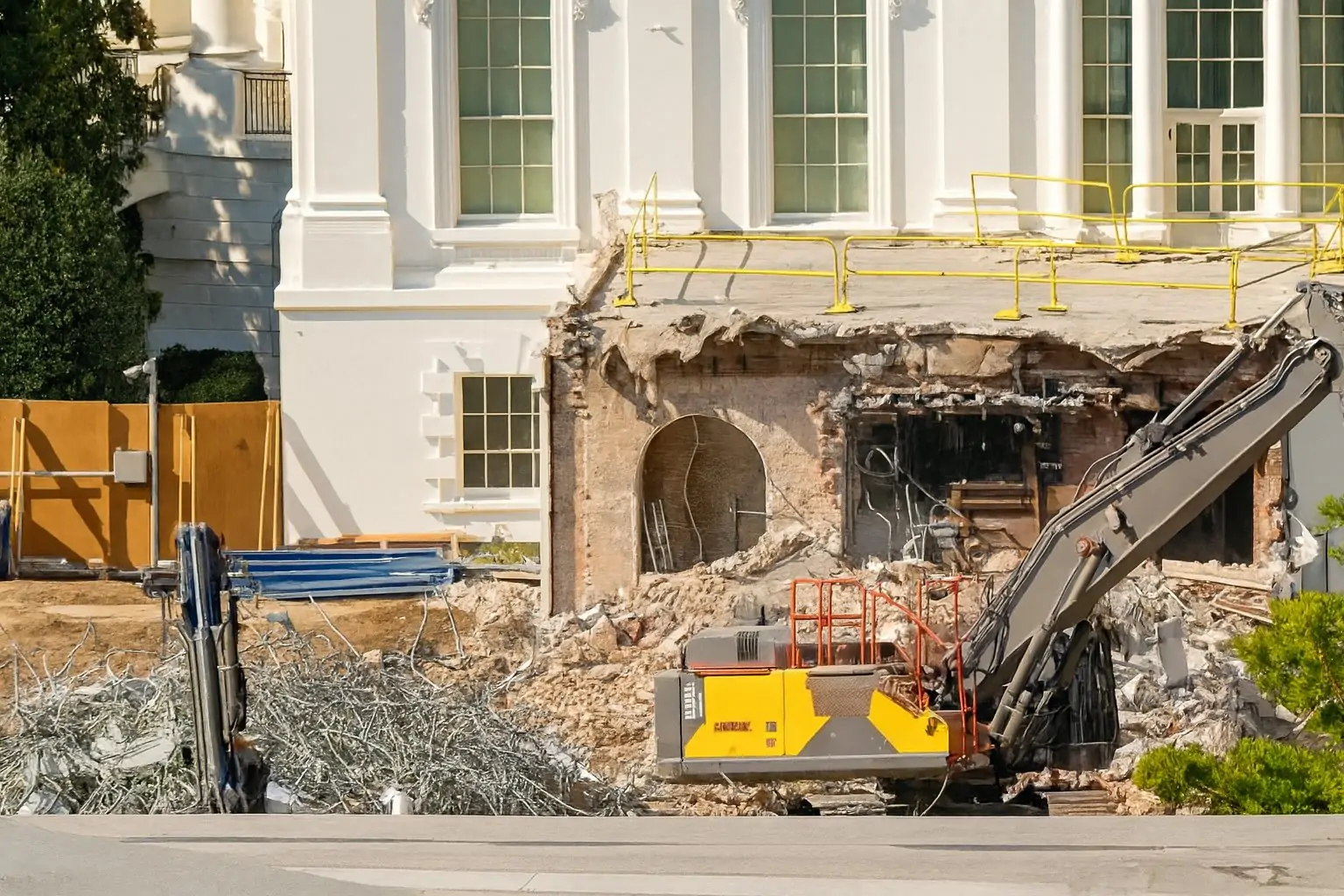 Trump’s $300M White House Ballroom: Tech Titans Among Donors, East Wing Demolished