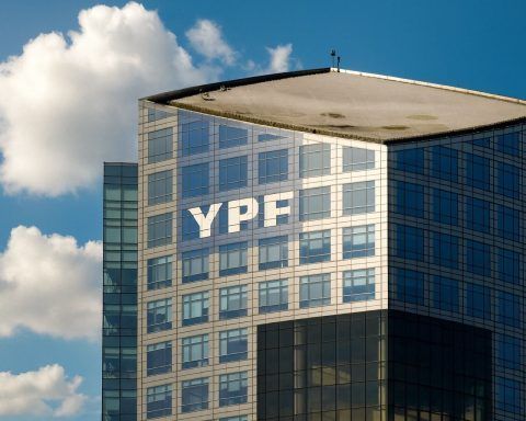 YPF Stock Soars on LNG Mega-Deal and Milei’s Reforms – Will Argentina’s Oil Giant Keep Climbing?