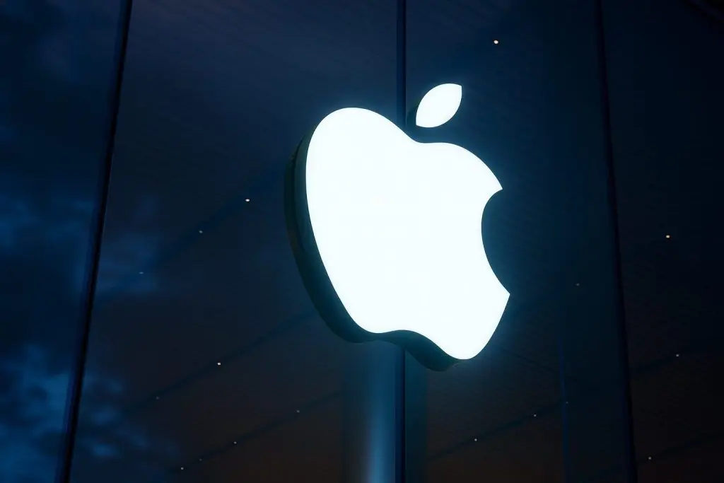 Apple Set to Dethrone Samsung in 2025 Smartphone Shipments as iPhone 17 Boom Reshapes the Market