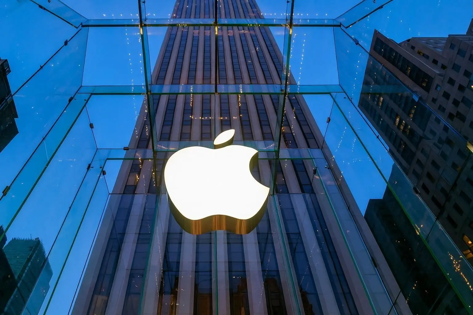 Apple Stock Today, 28 November 2025: AAPL Near Record Highs as EU Scrutiny Meets iPhone 17 Hype