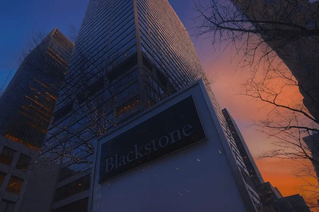 Blackstone (BX) Sees Heavy Institutional Activity as Stock Lags Nasdaq on November 28, 2025
