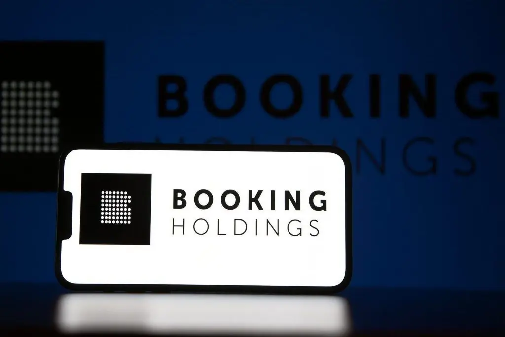 Booking Holdings (BKNG) Stock Outlook Before the December 1, 2025 Market Open: Q3 Beat, AI Push and Heavy Institutional Trading