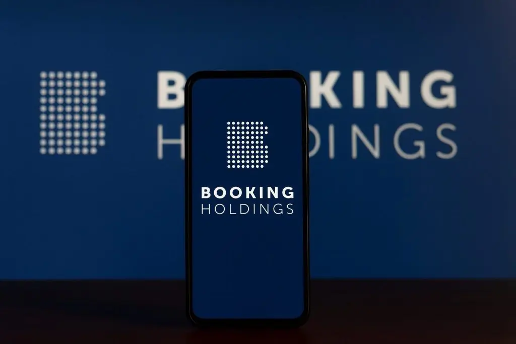 Booking Holdings Inc. (BKNG) Stock on November 28, 2025: Institutional Flows, Short Interest Shift and What It Means for Investors