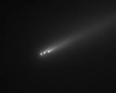 Cometa Interestelar 3I/ATLAS em 18 de Novembro de 2025: Nova Imagem com Múltiplas Caudas, Grande Revelação da NASA e um Exercício de Defesa Planetária