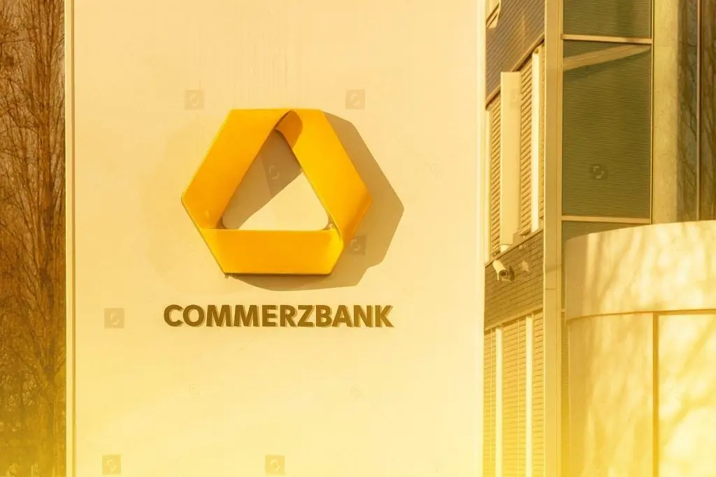 Commerzbank AG (CBK.DE) Stock on 27 November 2025: Share Price, Q3 Results and UniCredit Takeover Overhang