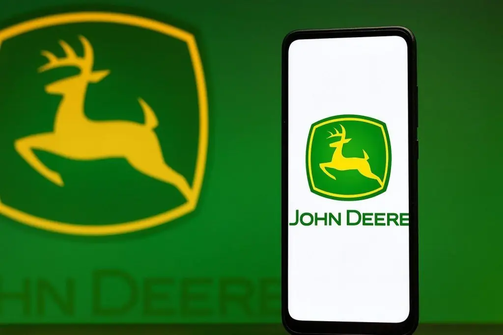 Deere & Company (DE) Stock Slides After Q4 2025 Earnings: What to Watch Before the Market Opens on November 28
