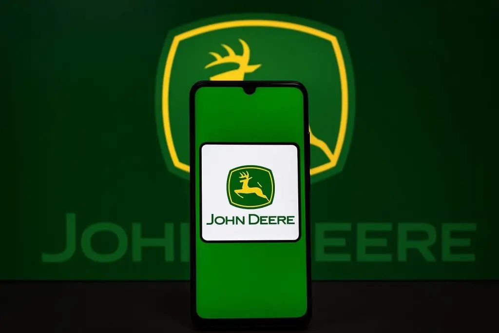 Deere & Company (DE) Stock Today: Earnings on Deck as Shares Hover Near $487 – November 25, 2025