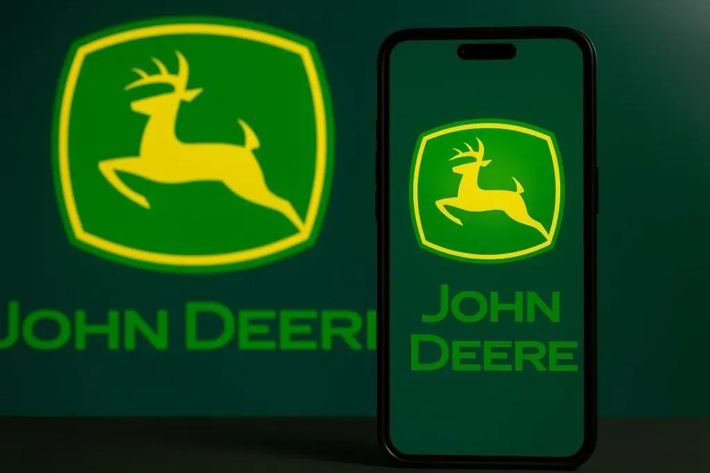 Deere & Company (DE) Stock Today, Nov. 28, 2025: Price, Earnings Beat, Tariff Headwinds and 2026 Outlook