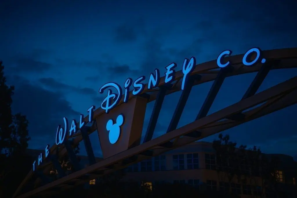 Disney Stock Outlook December 2025: Record Parks, Streaming Shake-Up and a Bigger Dividend