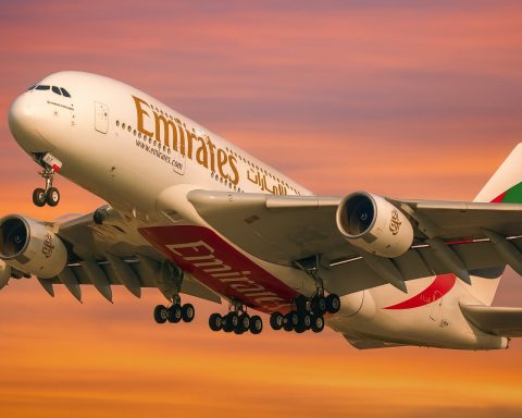 Emirates to Offer Free Starlink Wi‑Fi on All Boeing 777 and A380 Flights by Mid‑2027