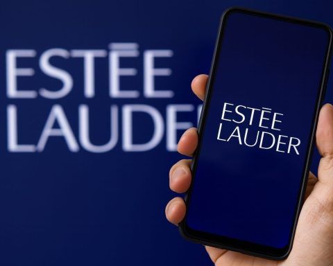 Estée Lauder stock rebounds toward a 52-week high as jobs data and earnings near
