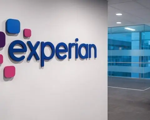 Experian PLC (LON: EXPN) Stock on 3 December 2025: Share Price, AI Cybersecurity Push, Buybacks and 2026 Forecasts