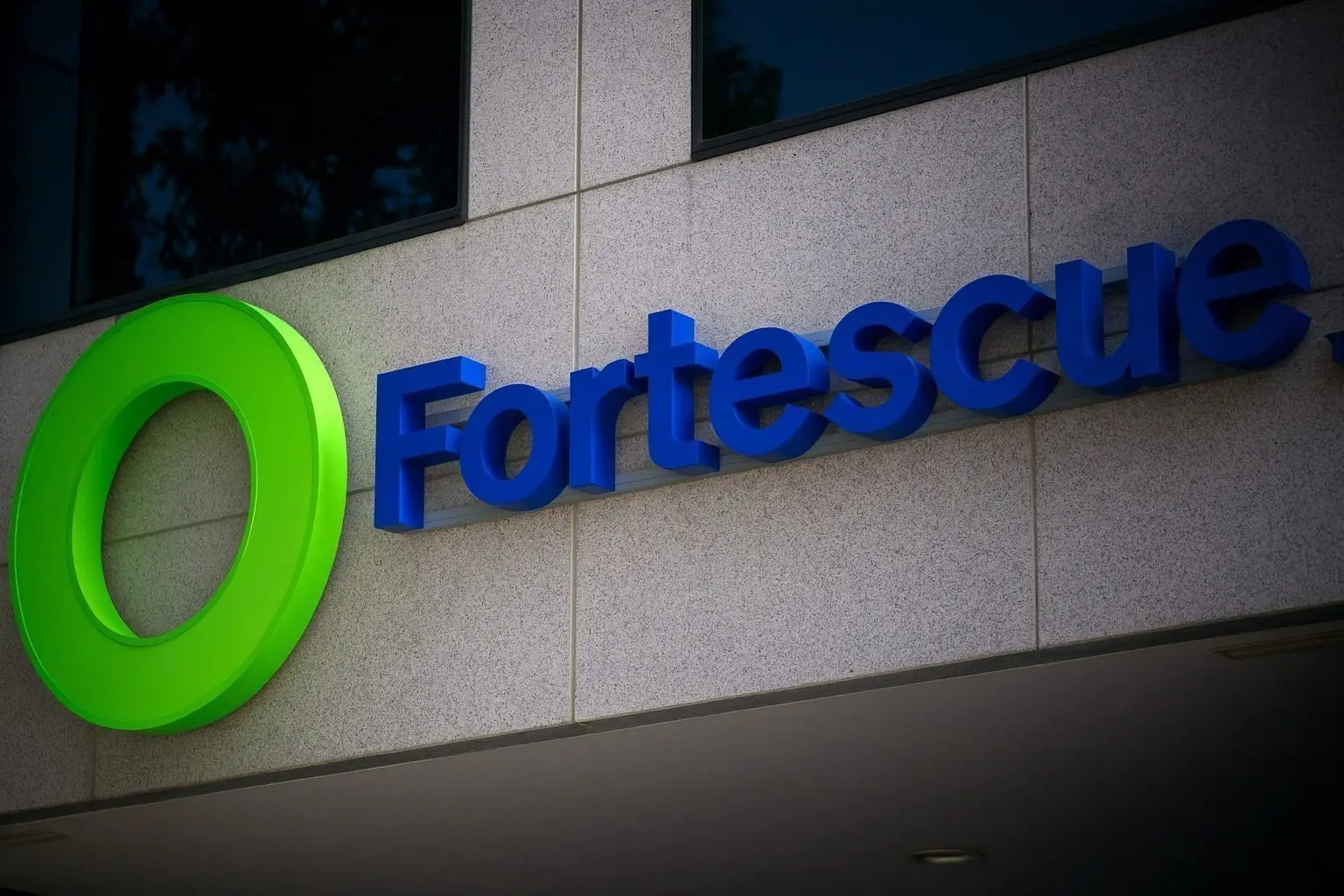 Fortescue Ltd (ASX: FMG) Near Record Highs as Green Iron Push and Hydrogen Reset Divide Analysts