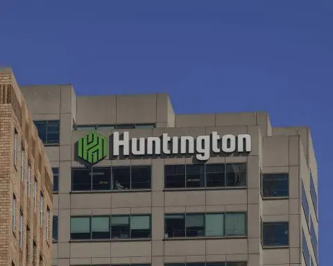 HBAN Stock Today (Nov. 26, 2025): Huntington Bancshares Rises as Expansion Deals and Earnings Beat Draw Focus