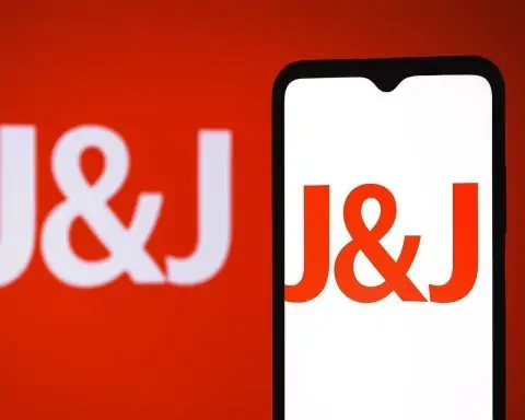 Johnson & Johnson Stock (JNJ) Near Record Highs: Earnings Momentum, Spin‑Off Plans and Talc Risks in 2025