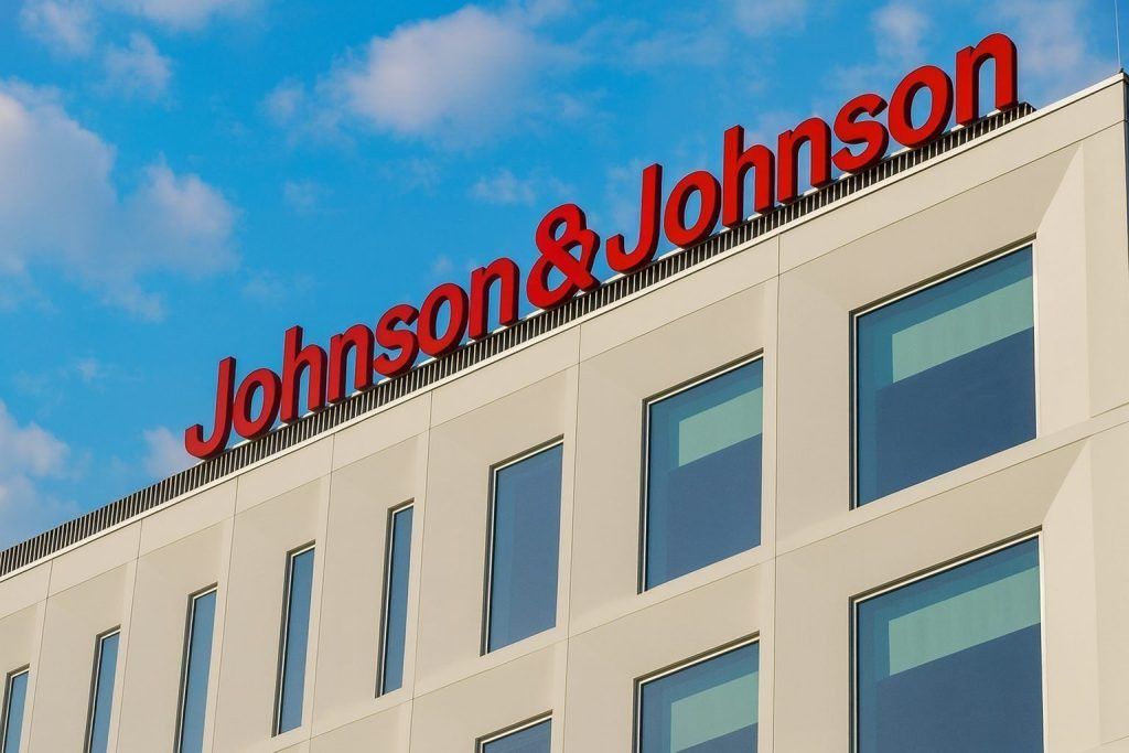 Johnson & Johnson Stock (JNJ) Near Record Highs: Halda Deal, Spin‑Off Plans and Talc Risks on November 28, 2025