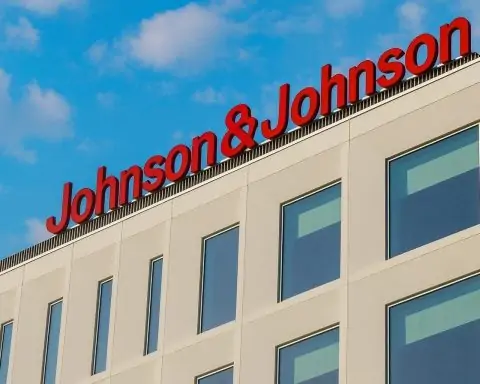 Johnson & Johnson Stock (JNJ) Near Record Highs: Halda Deal, Spin‑Off Plans and Talc Risks on November 28, 2025